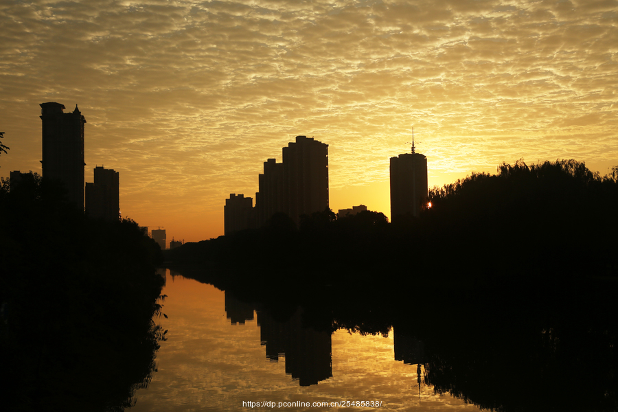 湖映朝晖泛锦光