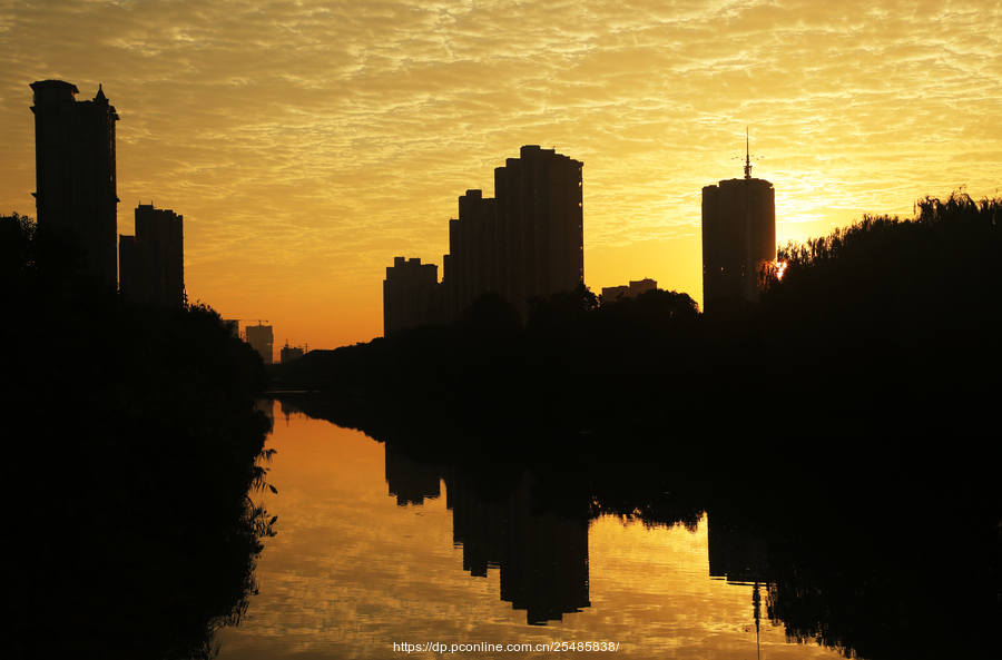 湖映朝晖泛锦光