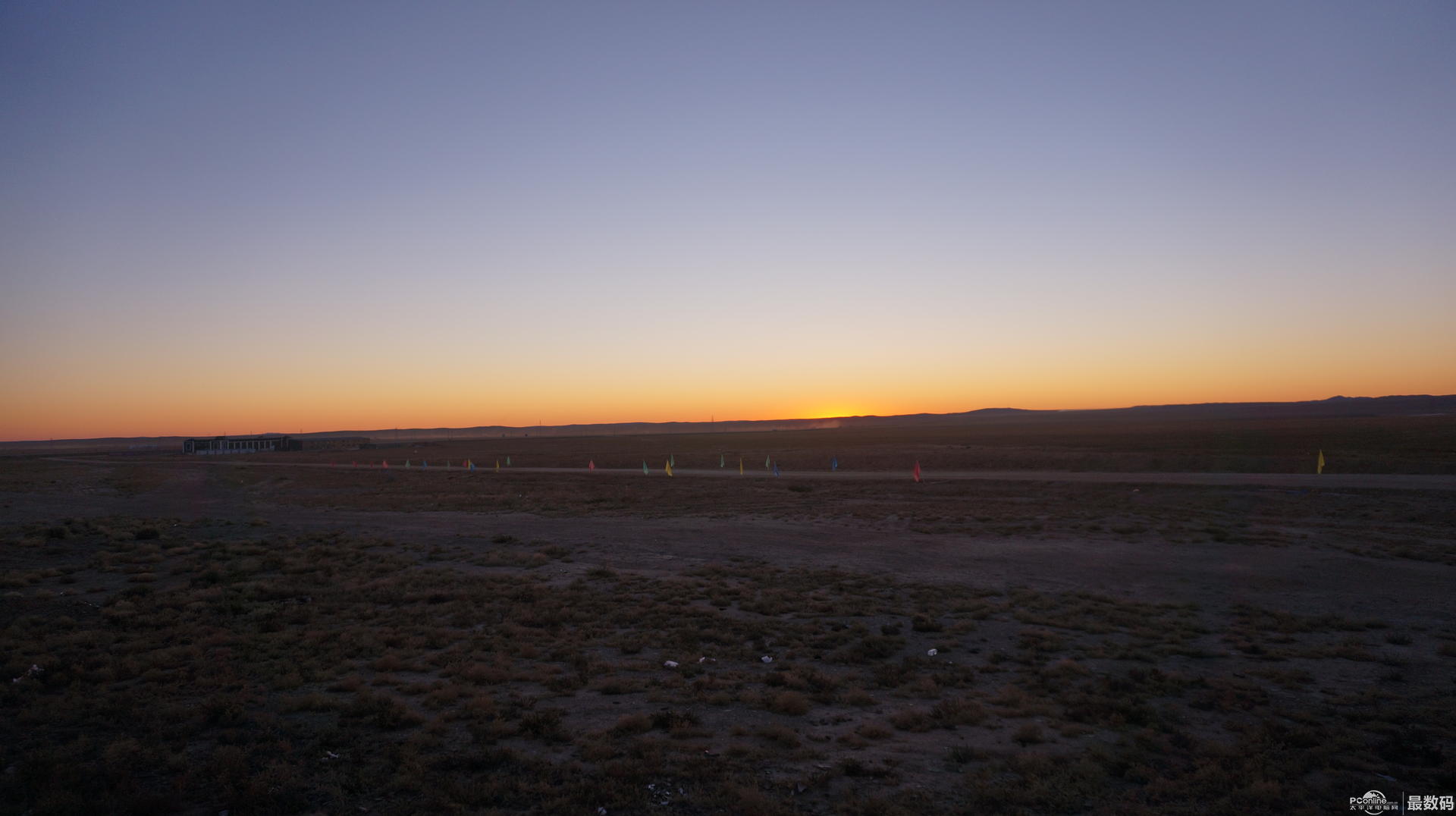 放上几张戈壁滩上的落日,内地很少见这样的夕阳余晖,北疆的地很平