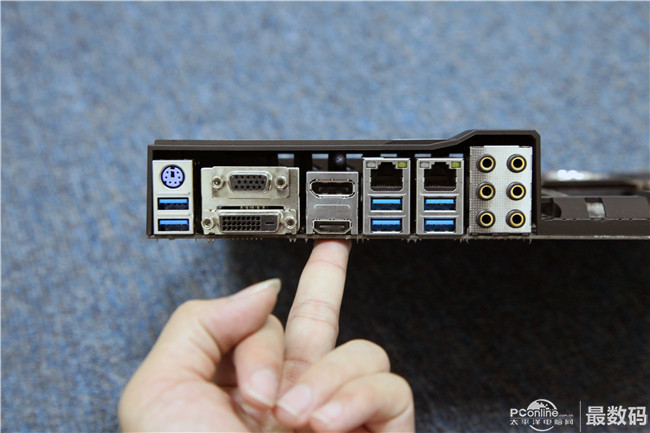 主板上的接口很丰富啊,vga,dvi,hdmi,dp全都有,因为是双网卡的,所以