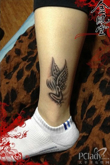 天使翅膀字母纹身图案