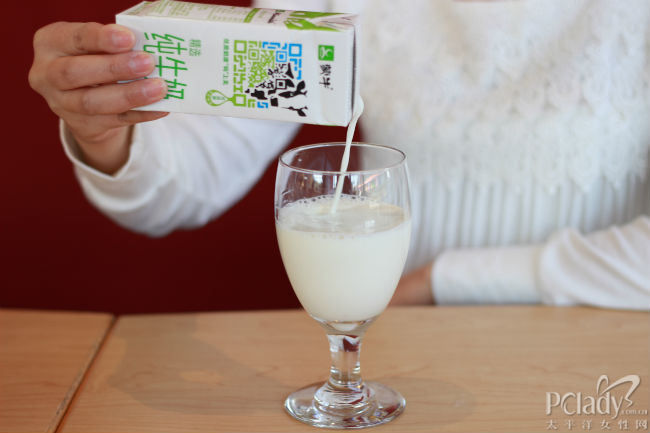 每天一杯蒙牛精选纯牛奶 让你更健康