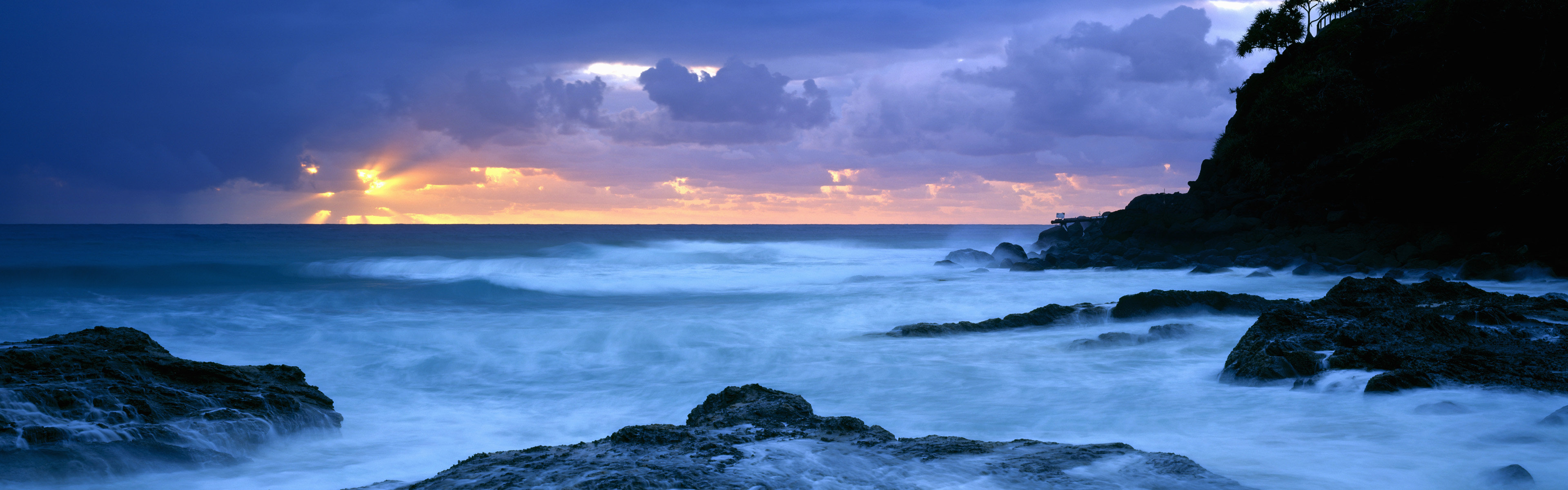 3840×1080双屏壁纸,3840x1080双屏壁纸 win8官方壁纸 翻卷的海浪震撼风景双屏高清壁纸