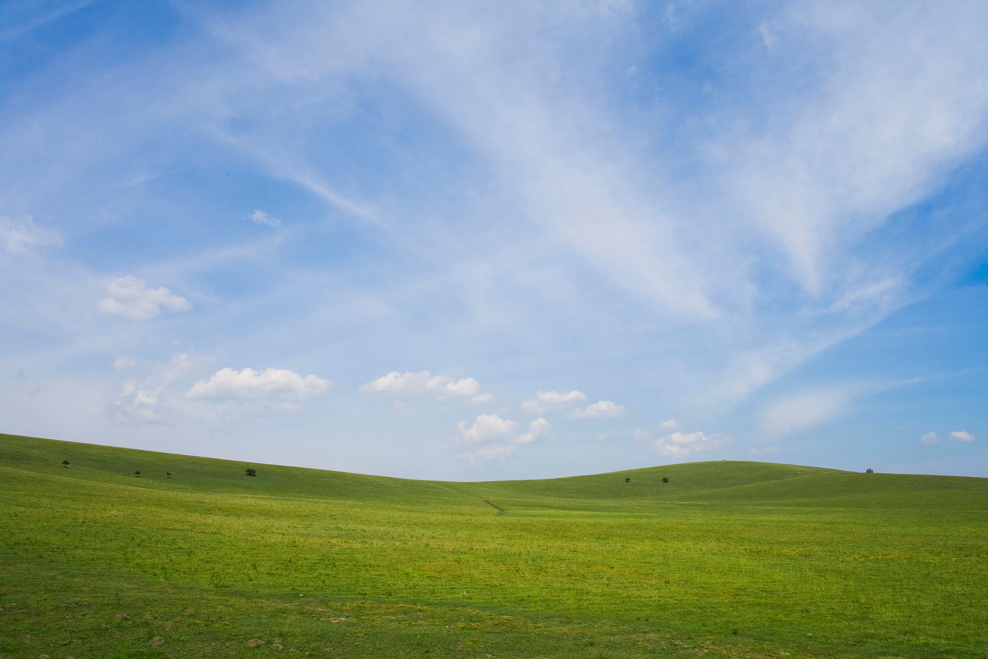 美丽的蓝天草原新疆4K风景壁纸-千叶网
