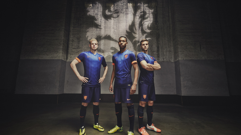 【2014巴西世界杯荷兰队高清图片桌面壁纸】