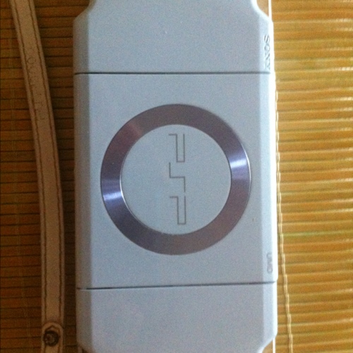 出台PSP 2000v3带原装充电器8G红棒,箱说找