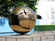 联合国大厦前的雕塑一组