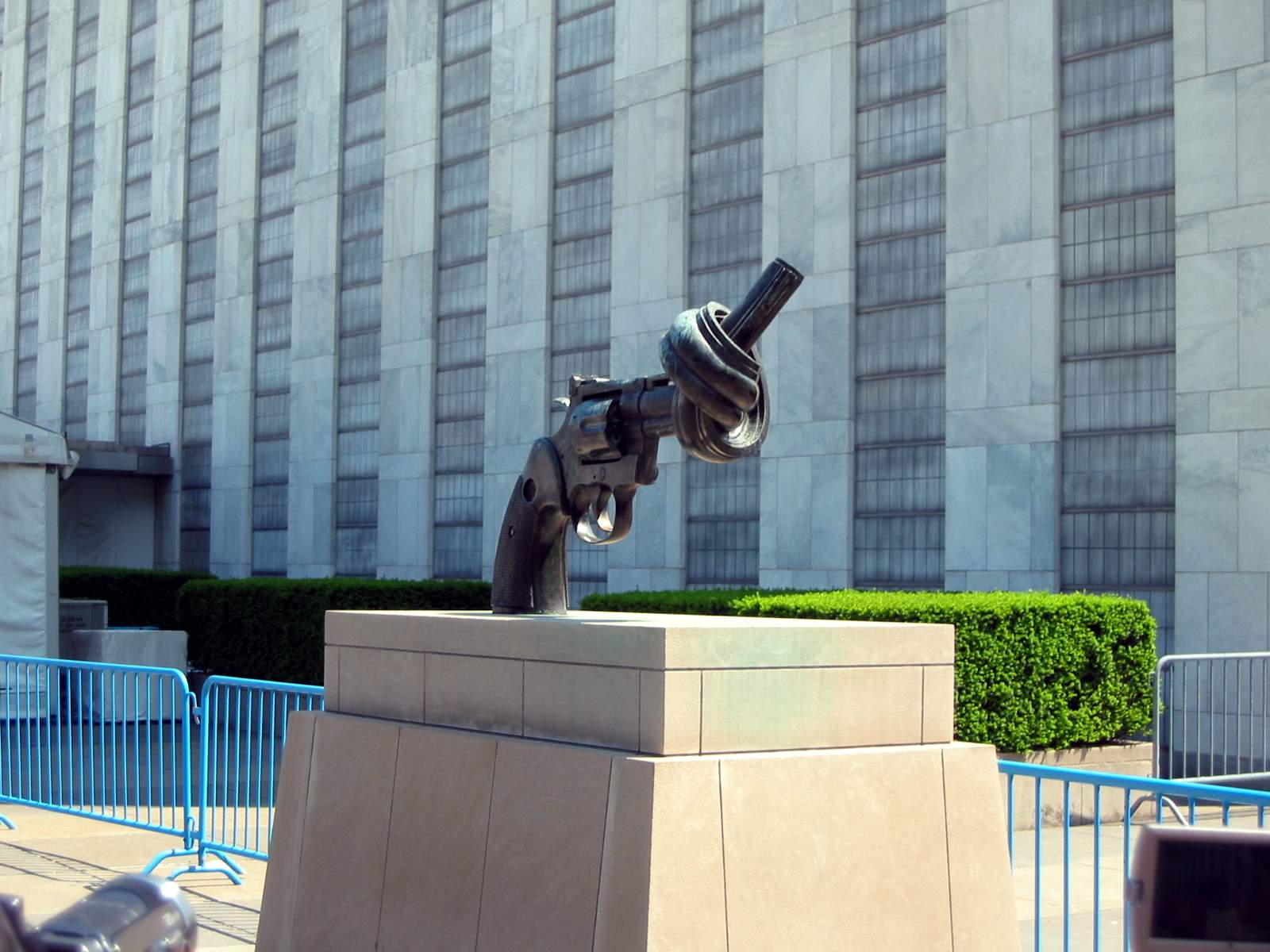 联合国总部门前的雕塑图片