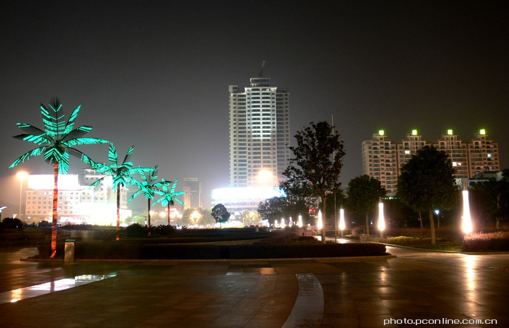 岳阳南湖广场夜景图片