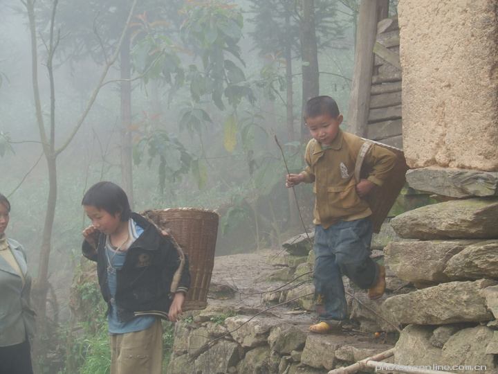【贫困的失学儿童摄影图片】云南十大贫困县之