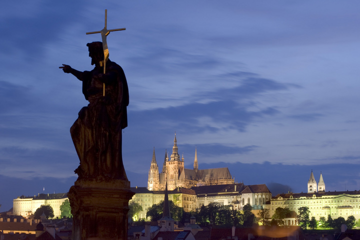 ŷ--Praha Night