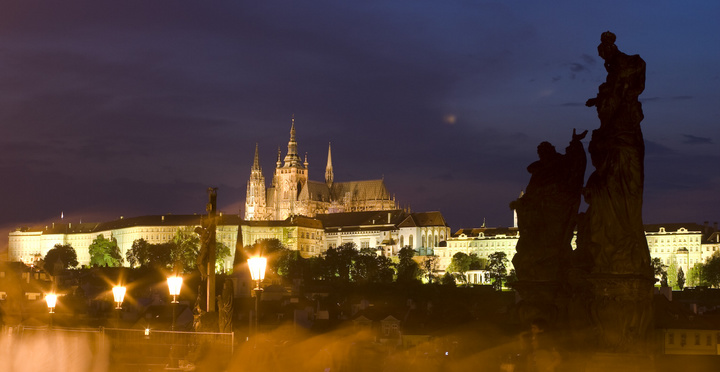 ŷ--Praha Night