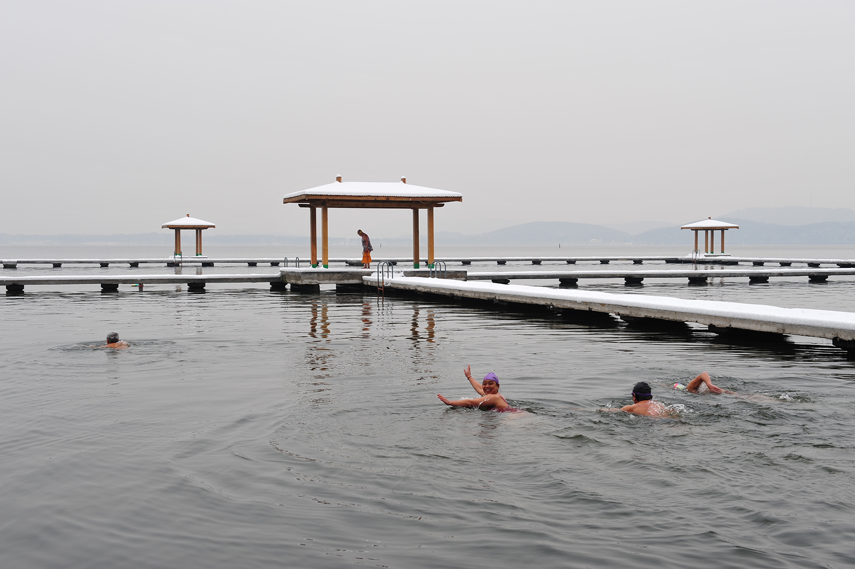 南京紫霞湖冬泳图片
