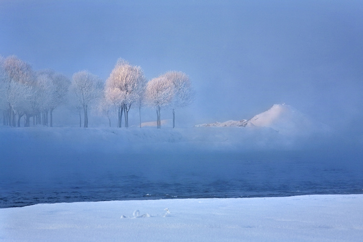浓雾中的伊犁河畔