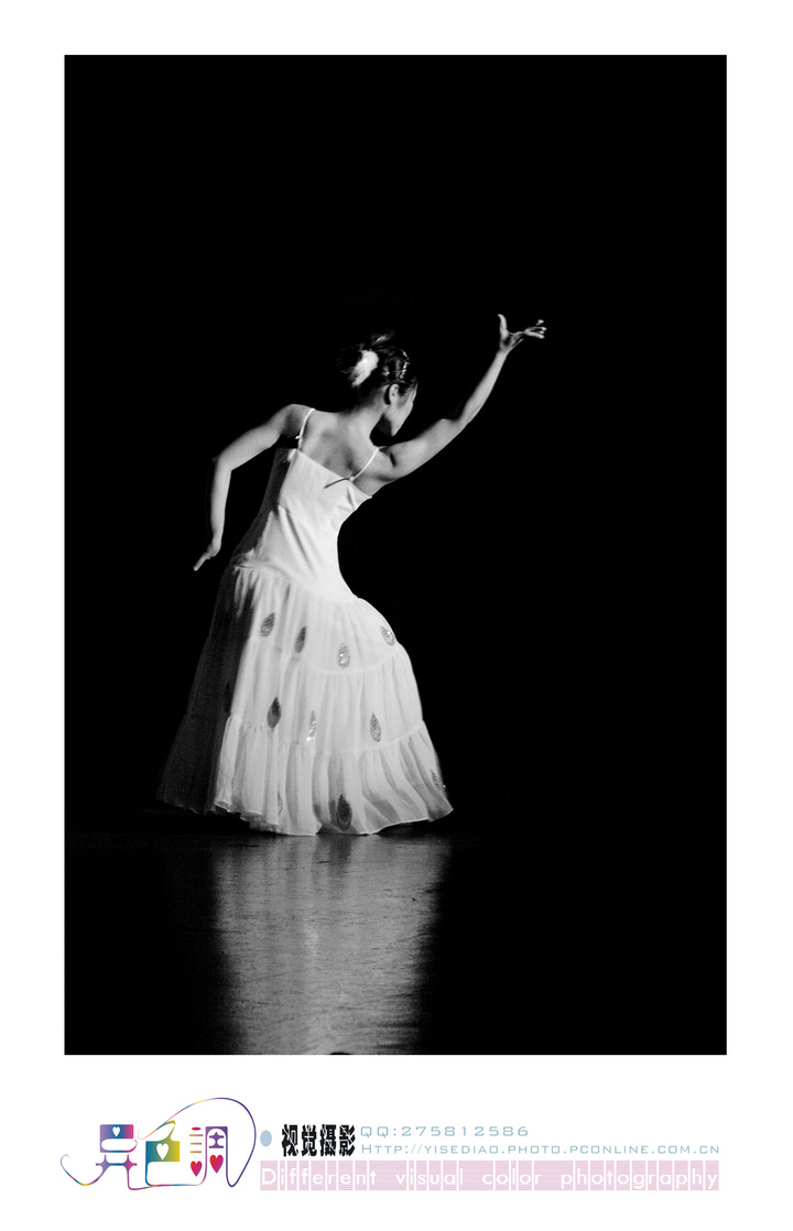 关于舞蹈的黑白图片