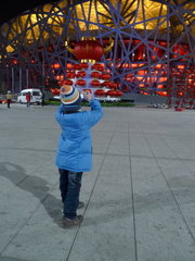 北京：牛角大红灯笼映鸟巢，祥云皇冠兆新春