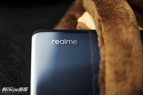 realme V13