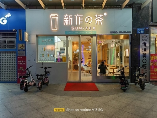 realme V13主摄夜景样张