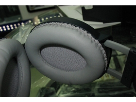 AKG K77