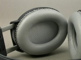 AKG K77