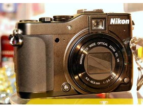 ῵ COOLPIX P7000