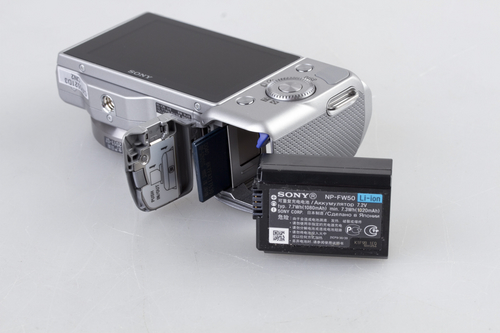 索尼NEX5N三头套机(16mm,18-55mm,55-210mm)电池仓