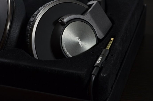 AKG K550