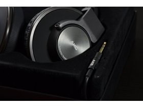 AKG K550