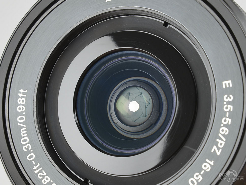 索尼E 16-50mm F3.5-5.6 OSS饼干镜头机身局部