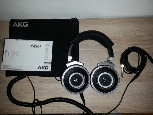 AKG K267