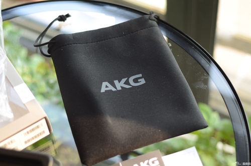 AKG Y30