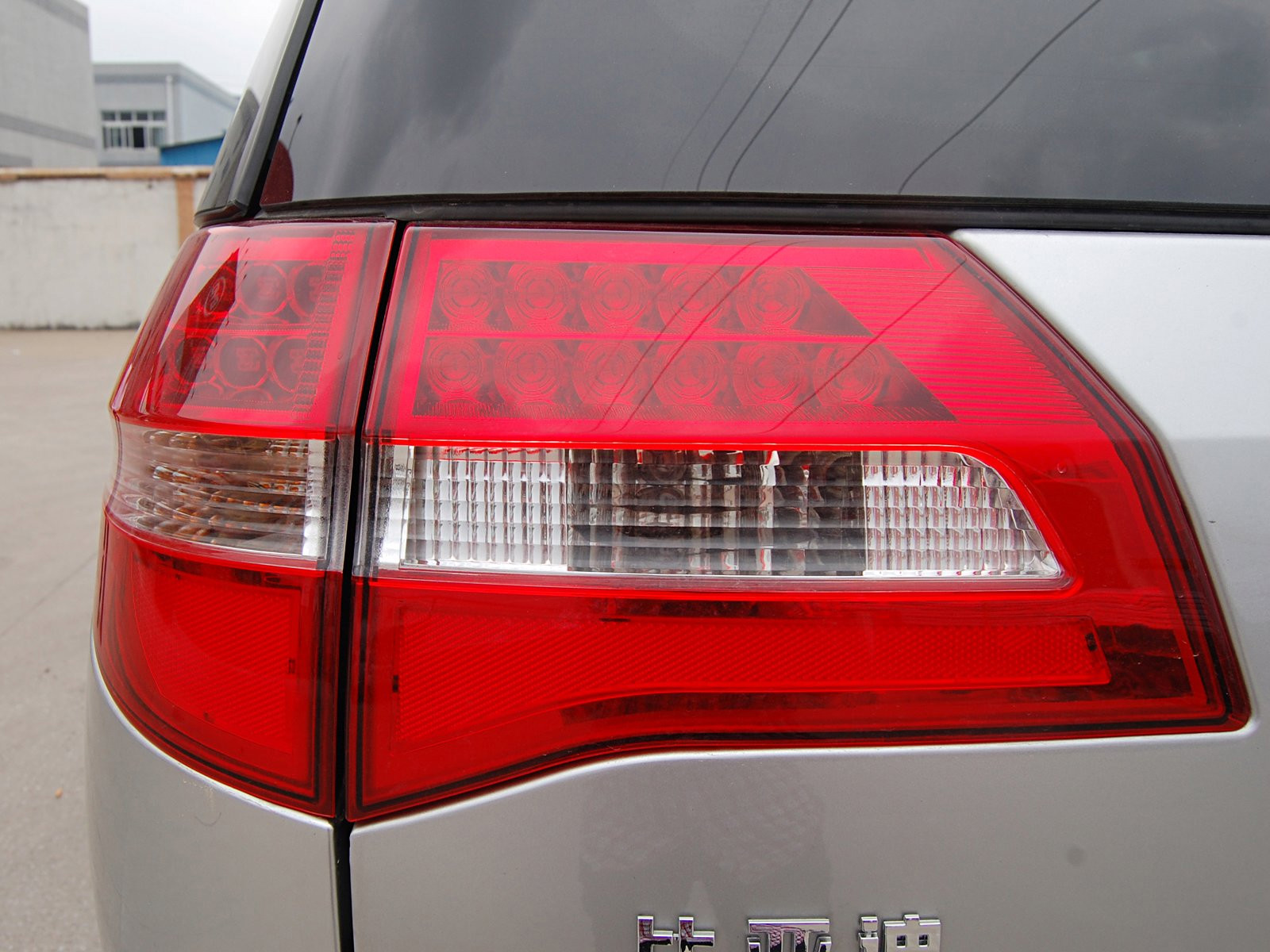 比亞迪M6外觀高清大圖