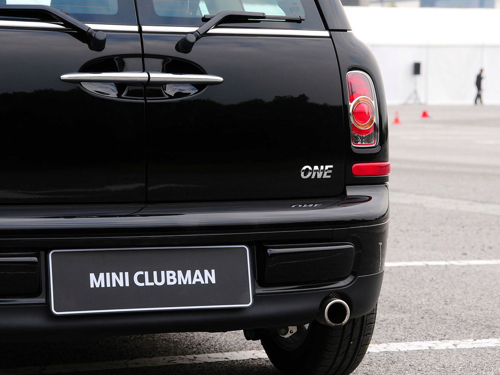 子夜黑MINI CLUBMAN車尾外觀圖片