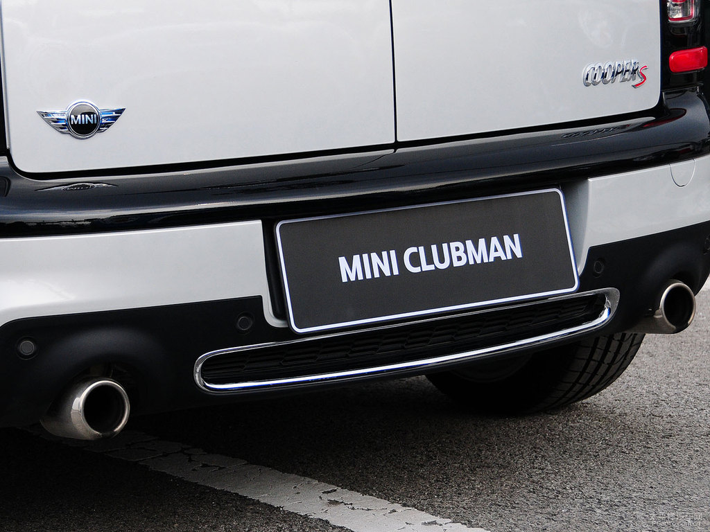 白銀色MINI CLUBMAN車尾外觀圖片