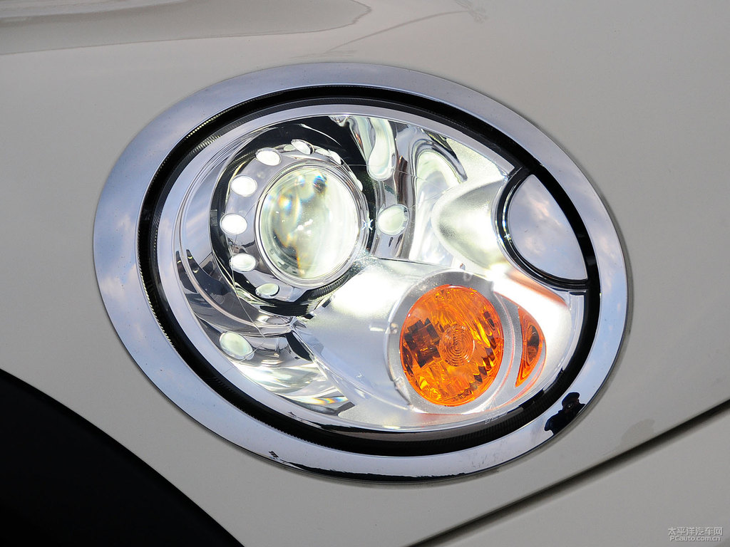 白銀色MINI CLUBMAN車頭外觀圖片