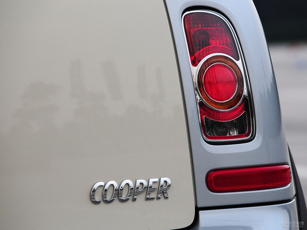 白銀色MINI CLUBMAN車尾外觀圖片