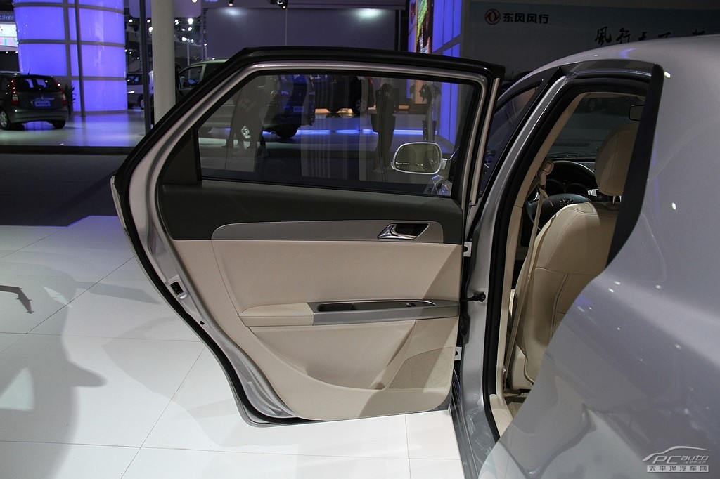 東風(fēng)風(fēng)神S30車展高清大圖