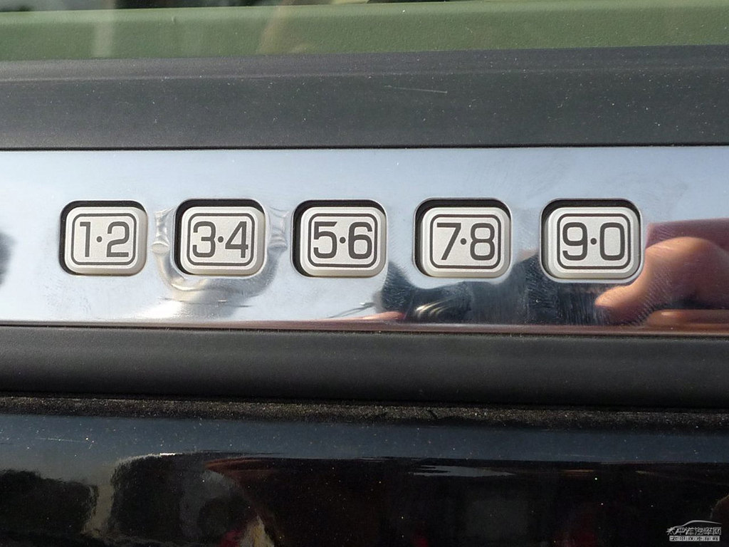 炫黑色領(lǐng)航員車身外觀圖片