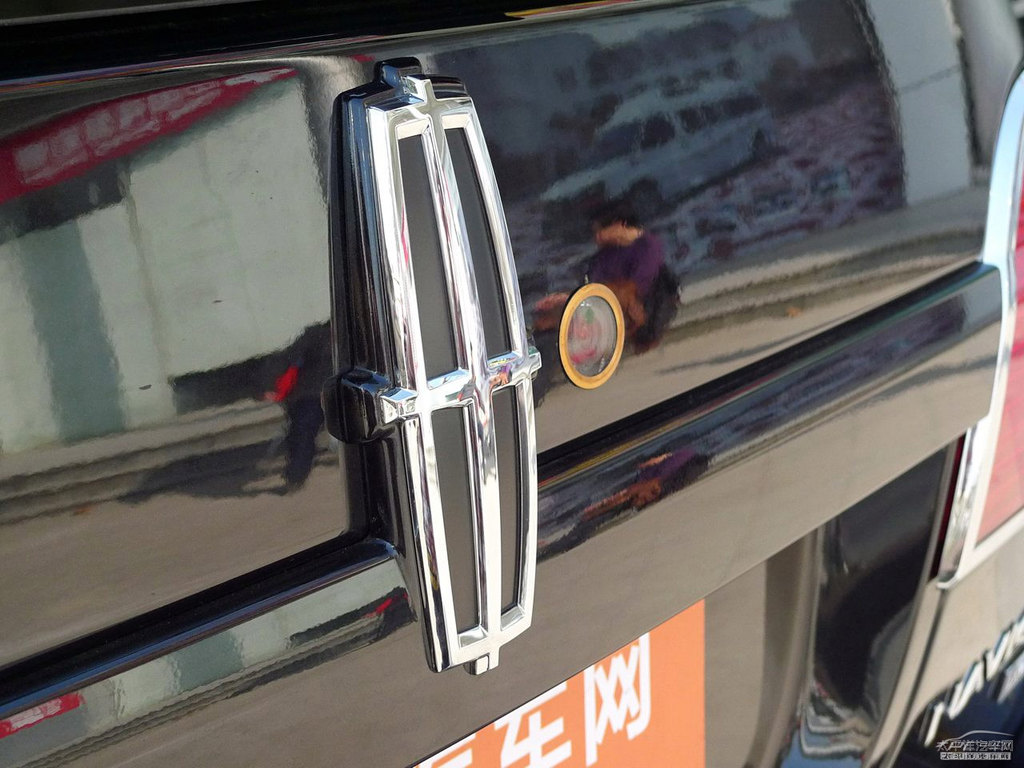 炫黑色領(lǐng)航員車尾外觀圖片