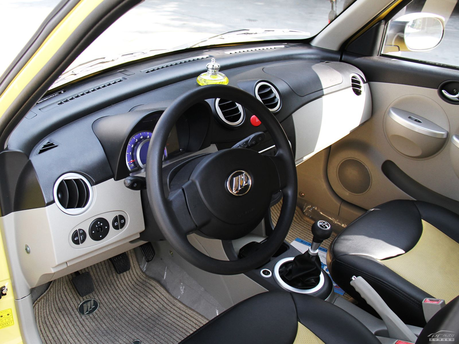 力帆320內(nèi)飾高清大圖