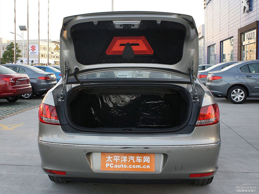 皓月灰標(biāo)致408內(nèi)飾圖片