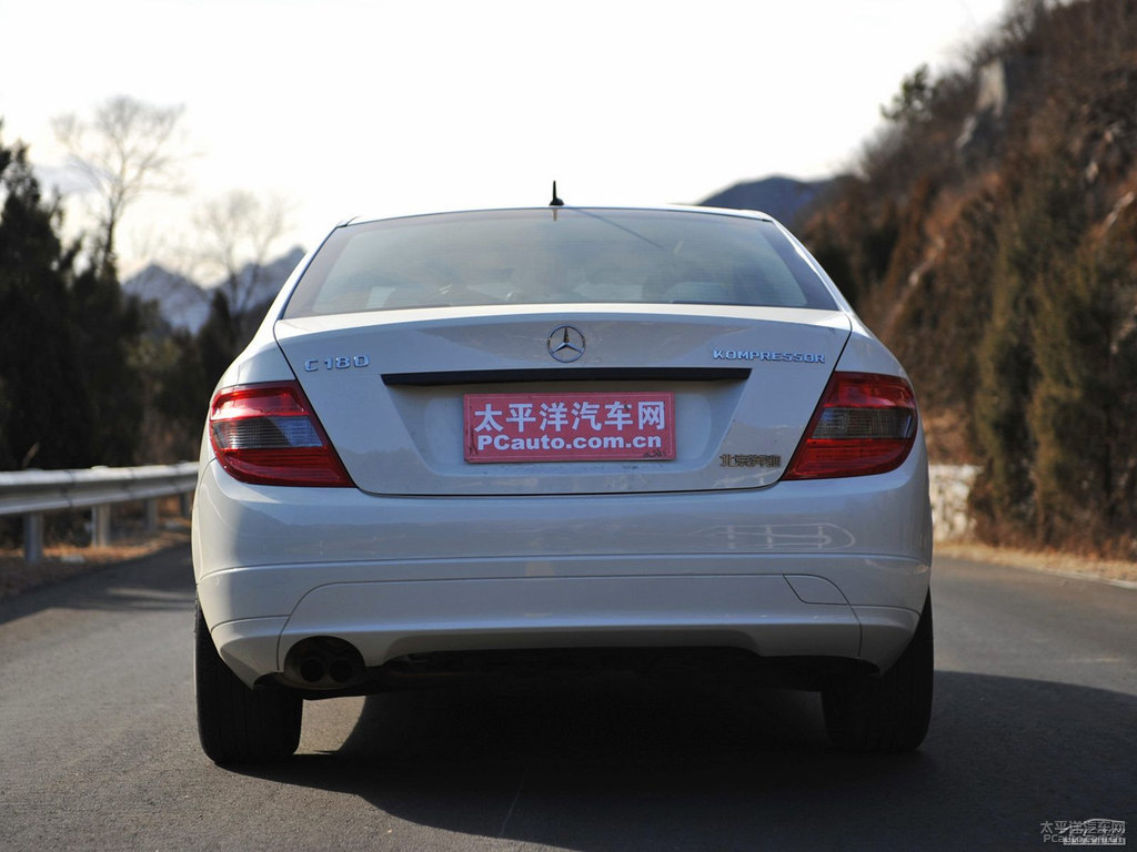 粉筆白奔馳C級外觀圖片