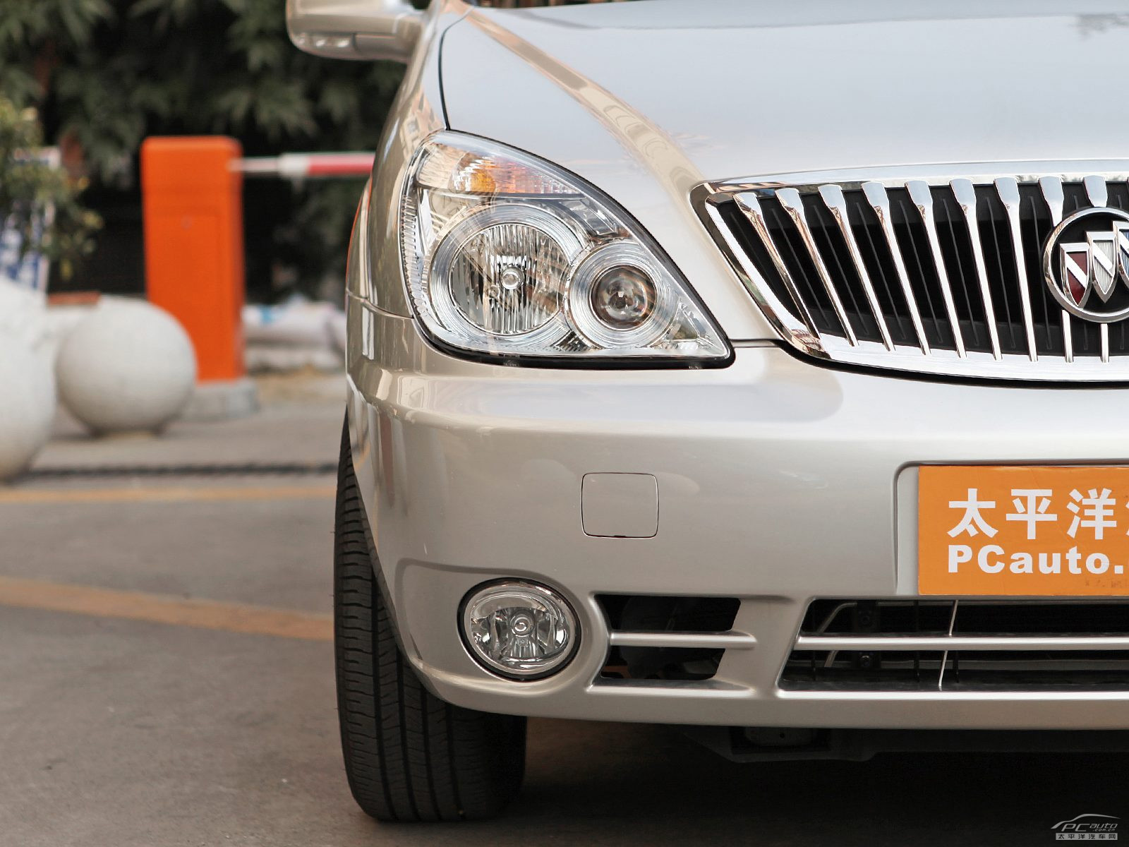 別克GL8外觀高清大圖