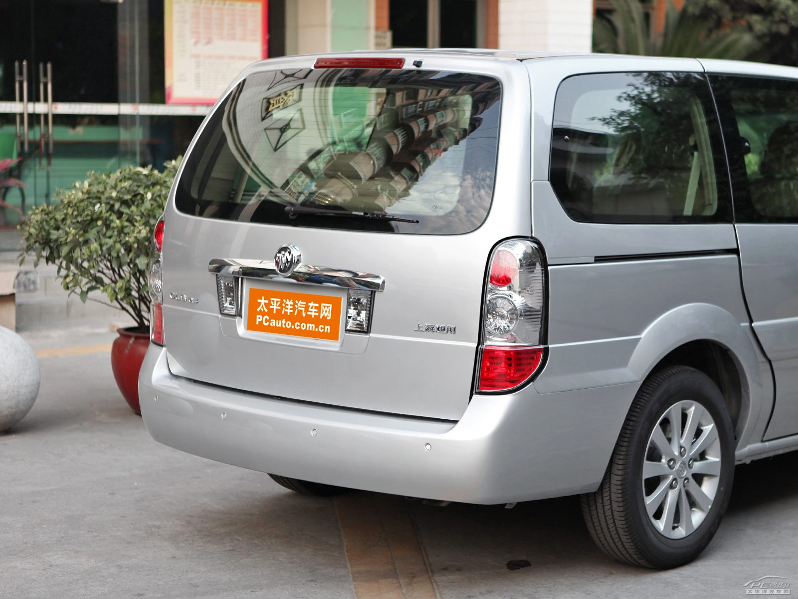 別克GL8外觀高清大圖