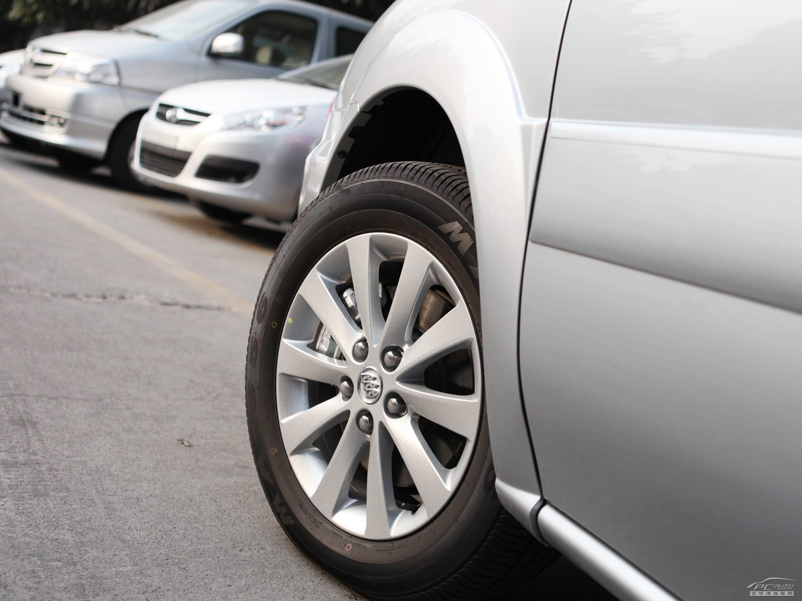 別克GL8外觀高清大圖