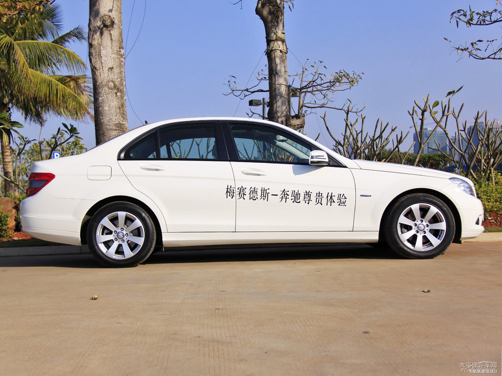 粉筆白奔馳C級外觀圖片
