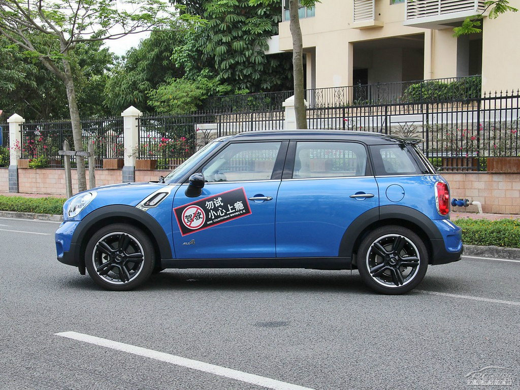 {ɫMINI COUNTRYMAN܇^^DƬ