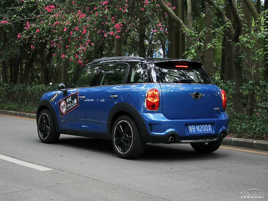 {ɫMINI COUNTRYMAN܇^^DƬ