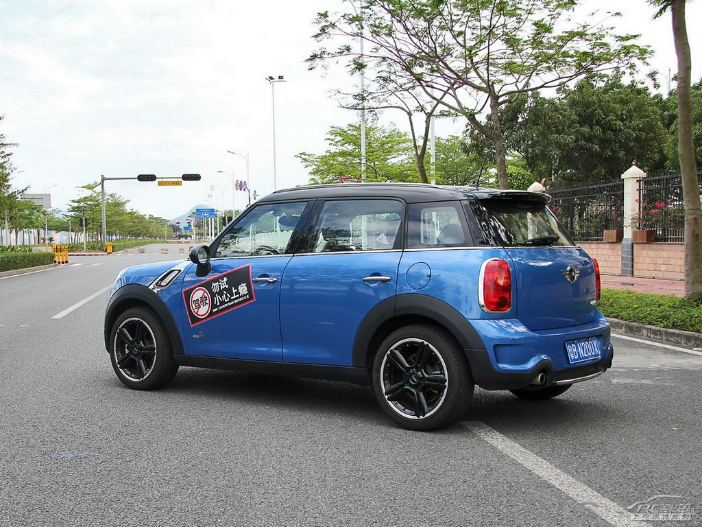 {ɫMINI COUNTRYMAN܇^^DƬ
