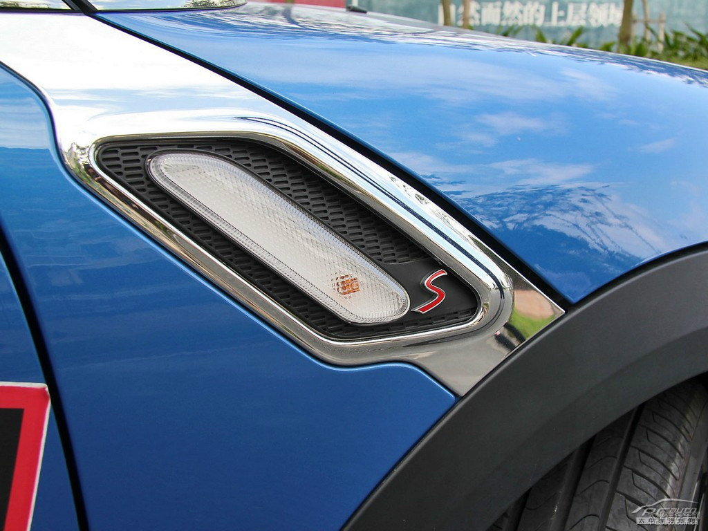 {ɫMINI COUNTRYMAN܇^DƬ